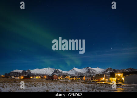 Mefjordvµr in einer Vollmondnacht mit polar Licht, Norwegen, Troms, Senja Stockfoto