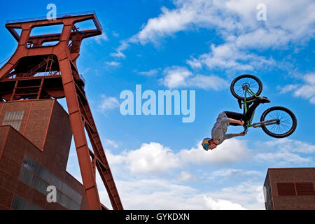 Jumping BMX rider vor kopfbedeckungen der Zeche Zollverein, Deutschland, Nordrhein-Westfalen, Ruhrgebiet, Essen Stockfoto