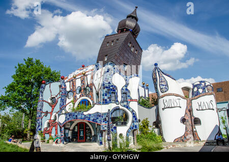 Die Kuchlbauer Turm wurde nach Hundertwassers Tod von Architekt Peter Pelikan Überwachung der Bau abgeschlossen. Stockfoto