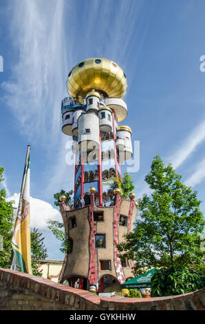 Die Kuchlbauer Turm wurde nach Hundertwassers Tod von Architekt Peter Pelikan Überwachung der Bau abgeschlossen. Stockfoto