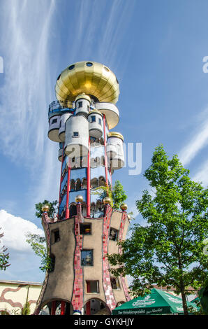 Die Kuchlbauer Turm wurde nach Hundertwassers Tod von Architekt Peter Pelikan Überwachung der Bau abgeschlossen. Stockfoto