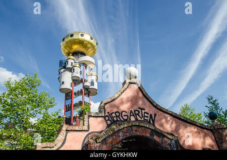 Die Kuchlbauer Turm wurde nach Hundertwassers Tod von Architekt Peter Pelikan Überwachung der Bau abgeschlossen. Stockfoto