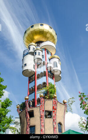 Die Kuchlbauer Turm wurde nach Hundertwassers Tod von Architekt Peter Pelikan Überwachung der Bau abgeschlossen. Stockfoto