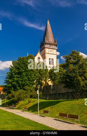 Monumentale Kirche von St. Aegidius in Bardejov Altstadt mit Park, Bardejov, Slowakei. Stockfoto