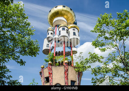 Die Kuchlbauer Turm wurde nach Hundertwassers Tod von Architekt Peter Pelikan Überwachung der Bau abgeschlossen. Stockfoto