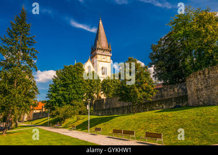 Monumentale Kirche von St. Aegidius in Bardejov Altstadt mit Park, Bardejov, Slowakei. Stockfoto