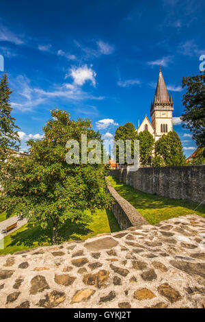 Monumentale Kirche von St. Aegidius in Bardejov Altstadt mit Park, Bardejov, Slowakei. Stockfoto