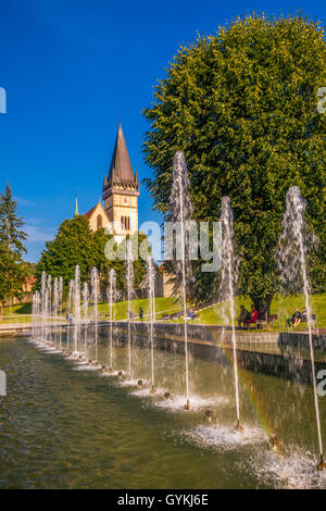 Monumentale Kirche von St. Aegidius in Bardejov Altstadt mit Park und Singende Fontäne, Bardejov, Slowakei. Stockfoto