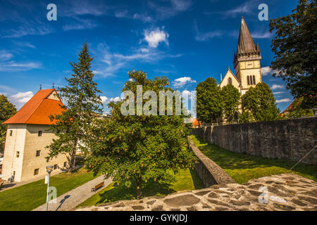 Monumentale Kirche von St. Aegidius in Bardejov Altstadt mit Park, Bardejov, Slowakei. Stockfoto