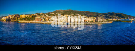 Korsika Ferry Terminal im Hafen von Bastia mit der alten Stadt und Leuchtturm, Frankreich, Europa. Stockfoto
