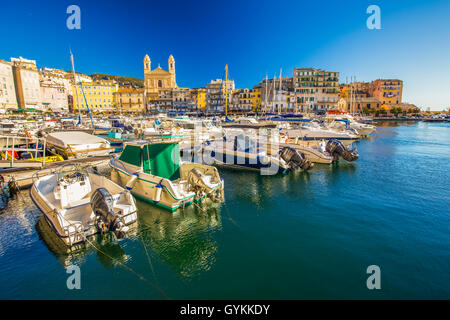 Blick zur Altstadt Stadt Zentrum von Bastia mit Joannis Babtistes Kathedrale und Boote im Hafen, Frankreich, Europa. Stockfoto