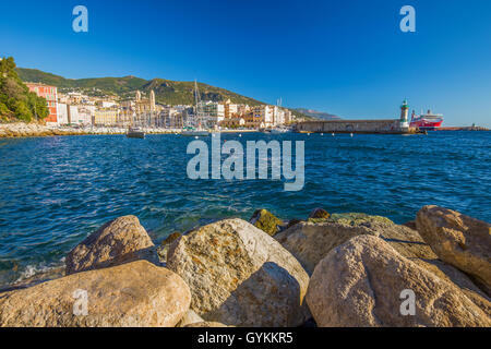 Blick zur Altstadt Stadt Zentrum von Bastia mit Joannis Babtistes Kathedrale und Boote im Hafen, Frankreich, Europa. Stockfoto