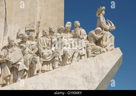 Denkmäler. Das Denkmal der Entdeckungen in Belém feiert die großen Helden der portugiesischen Zeitalter der Erforschung und Entdeckung. Lissabon, Portugal. Stockfoto