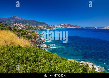 Schöne Aussicht auf die Küste in der Nähe von Lile Rousse, Korsika, Frankreich, Europa. Stockfoto