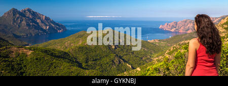 Blick vom berühmten Küstenstraße D81 mit Blick auf den Golfe de Girolata von Bocca Di Palmarella, Korsika, Frankreich, Europa. Stockfoto
