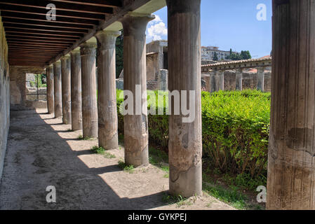 Eine Kolonnade in Herculaneum, ein römischer Hafen während der Vulkanausbruch des Vesuv am 24. August 79 begraben Stockfoto