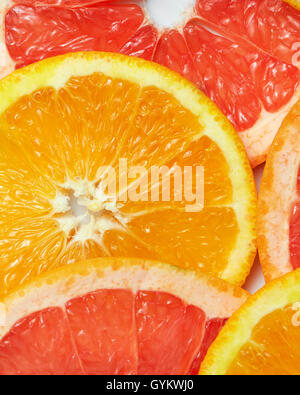 Hintergrund mit Zitrus-Früchten Scheiben frisches Obst auf weißem Hintergrund Stockfoto