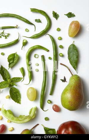 Grünes Gemüse und Früchte, die isoliert auf weiss. Zutaten für Ernährung Stockfoto