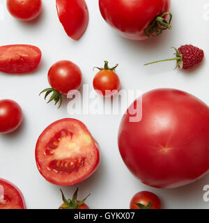 Paprika und Tomaten. Rote Früchte und Gemüse isoliert auf weiss, Stockfoto