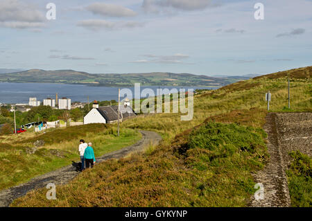 Mit Blick auf Waterside Cottage und Greenock darüber hinaus anzeigen Stockfoto