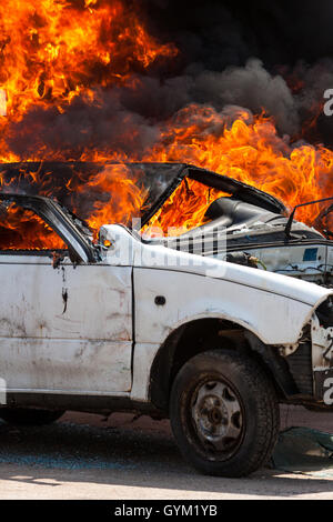 altes weißes Auto - Übung Feuerwehr brennen Stockfoto