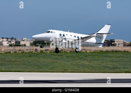 Eastern Airways, die alle British Aerospace BAe-3101 Jetstream 31 [G-IJYS] abheben von der Startbahn 32 weiß. Stockfoto