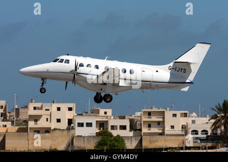 Eastern Airways, die alle British Aerospace BAe-3101 Jetstream 31 [G-IJYS] abheben von der Startbahn 32 weiß. Stockfoto