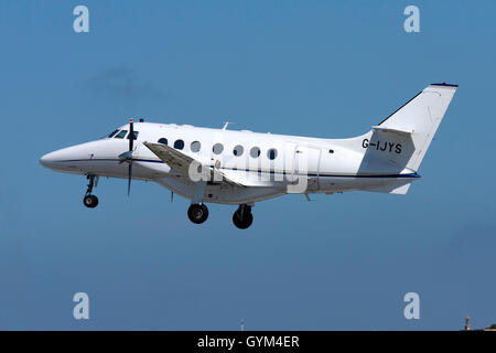 Eastern Airways, die alle British Aerospace BAe-3101 Jetstream 31 [G-IJYS] abheben von der Startbahn 32 weiß. Stockfoto