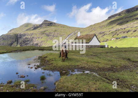 Ein färöischen Mädchen mit ihrem Pferd in Saksun, Insel Streymoy. Färöer Inseln Stockfoto