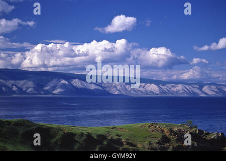Pribaikalski Nationalpark, Olchon, der Baikalsee. Olchon Inseln ist die größte Insel im See. Der Baikalsee ist der alte Stockfoto