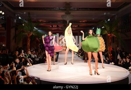 Modelle auf dem Laufsteg im Charlotte Olympia-Frühjahr / Sommer 2017 London Fashion Week show The Park Lane Hotel in London. Stockfoto