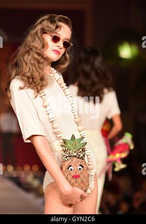 Modelle auf dem Laufsteg im Charlotte Olympia-Frühjahr / Sommer 2017 London Fashion Week show The Park Lane Hotel in London. Stockfoto