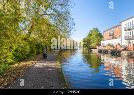 Frau Wandern mit dem Kinderwagen auf dem Leinpfad des Nottingham und Beeston Kanal im Herbst, Nottingham, England, Großbritannien Stockfoto