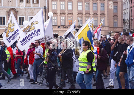 Prag, Tschechische Republik - 17 Sep 2016 Demonstranten marschieren im Quadrat der Prager Altstadt, demonstrieren gegen die nationalen Gesetze favorizing islamischen Migranten aus dem Nahen Osten und Afrika. Stockfoto