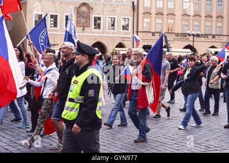 Prag, Tschechische Republik - 17 Sep 2016 Demonstranten marschieren im Quadrat der Prager Altstadt, demonstrieren gegen die nationalen Gesetze favorizing islamischen Migranten aus dem Nahen Osten und Afrika. Stockfoto