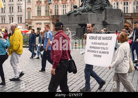 Prag, Tschechische Republik - 17 Sep 2016 Demonstranten marschieren im Quadrat der Prager Altstadt, demonstrieren gegen die nationalen Gesetze favorizing islamischen Migranten aus dem Nahen Osten und Afrika. Stockfoto