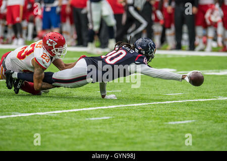 Houston, Texas, USA. 18. September 2016. Houston Texans Wide Receiver DeAndre Hopkins (10) erstreckt sich für mehr Yards im 4. Quartal eines NFL-Spiel zwischen den Houston Texans und die Kansas City Chiefs NRG-Stadion in Houston, TX am 18. September 2016. Die Texaner gewannen das Spiel 19-12. Bildnachweis: Trask Smith/ZUMA Draht/Alamy Live-Nachrichten Stockfoto