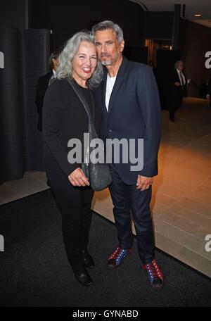 New York, NY, USA. 18. September 2016. Robby Benson, Karla DeVito im Ankunftsbereich für BEAUTY AND THE BEAST 25. Jahrestag Screening, Alice Tully Hall im Lincoln Center, New York, NY 18. September 2016. Bildnachweis: Derek Sturm/Everett Collection/Alamy Live-Nachrichten Stockfoto