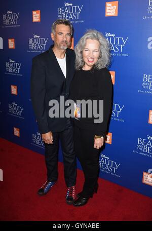 New York, NY, USA. 18. September 2016. Robby Benson, Karla DeVito im Ankunftsbereich für BEAUTY AND THE BEAST 25. Jahrestag Screening, Alice Tully Hall im Lincoln Center, New York, NY 18. September 2016. Bildnachweis: Derek Sturm/Everett Collection/Alamy Live-Nachrichten Stockfoto