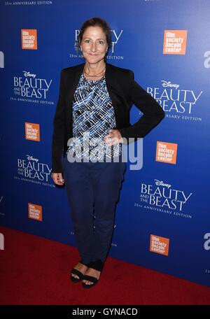 New York, NY, USA. 18. September 2016. Edie Falco im Ankunftsbereich für BEAUTY AND THE BEAST 25. Jahrestag Screening, Alice Tully Hall im Lincoln Center, New York, NY 18. September 2016. Bildnachweis: Derek Sturm/Everett Collection/Alamy Live-Nachrichten Stockfoto