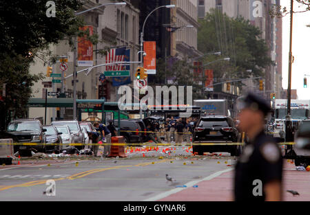 Manhattan, New York, USA.  18. September 2016. Polizei und Strafverfolgungsbehörden aus verschiedenen Agenturen prüfen Bereich Spurensuche am Morgen nach der gestrigen Explosion auf der New Yorker West 23rd Street zwischen der 6. und 7. Avenue im Abschnitt Chelsea in Manhattan. der Osten auf der 23rd Street von 7th Avenue in Richtung 6th Avenue blickt. Das Viertel zeichnet sich nach Hinweisen inmitten der Trümmer. 29 Menschen wurden bei der Explosion verletzt, die von Beamten als vorsätzliche beschrieben wurde. Bildnachweis: Adam Stoltman/Alamy Live-Nachrichten Stockfoto