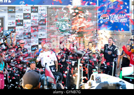 Sonoma, Kalifornien, USA. 18. September 2016. Team Penske Treiber SIMON PAGENAUD (22) feiert nach dem Gewinn der GoPro Grand Prix von Sonoma und Clinchen die Meisterschaft. Bildnachweis: Scott Beley/ZUMA Draht/Alamy Live-Nachrichten Stockfoto