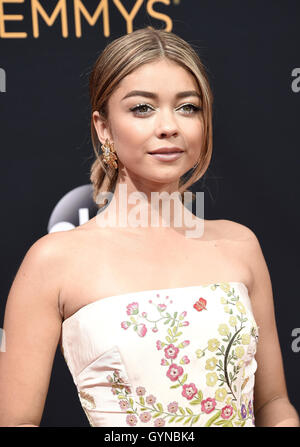 LOS ANGELES, CA - 18 SEPTEMBER: Sarah Hyland kommt bei den 68. Emmy Awards auf der Microsoft-Theater im 18. September 2016, in Los Angeles, Kalifornien. Bildnachweis: mpi99/MediaPunch Stockfoto