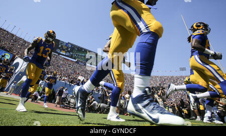 Los Angeles, Kalifornien, USA. 18. September 2016. Los Angeles Rams geben Sie das Feld in einem NFL-Football-Spiel gegen die Seattle Seahawks, Sonntag, 18. September 2016, in Los Angeles. Die Rams gewannen 9-3. Bildnachweis: Ringo Chiu/ZUMA Draht/Alamy Live-Nachrichten Stockfoto