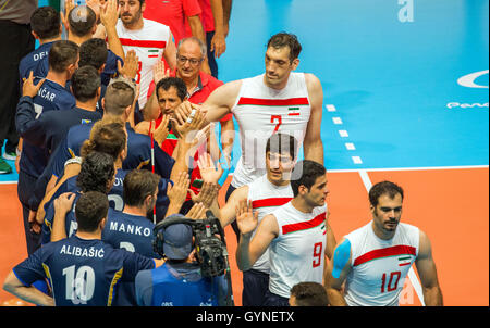 2, 46 Meter hohe Morteza Mehrzadselakjani des Iran zusammen mit seinem Team nach Spielgewinn in der Männern Gold Medal Match sitzen Volleyball zwischen & Bosnien-Herzegowina und dem Iran während der Rio 2016 Paralympischen Spiele, Rio De Janeiro, Brasilien, 18. September 2016 feiert. Foto: Jens Büttner/dpa Stockfoto