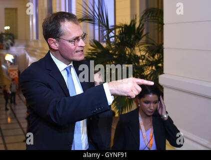 Berlin, Deutschland. 18. September 2016. Bürgermeister von Berlin und Spitzenkandidat Michael Müller (SPD) bei der Wahl im Berliner Abgeordnetenhaus in Berlin, Deutschland, 18. September 2016 abgebildet. Foto: BRITTA PEDERSEN/DPA/Alamy Live-Nachrichten Stockfoto