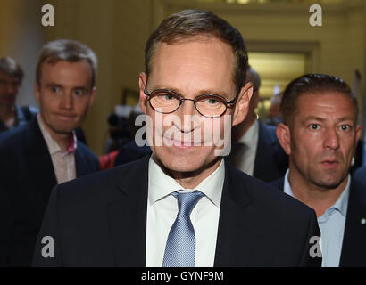 Berlin, Deutschland. 18. September 2016. Bürgermeister von Berlin und Spitzenkandidat Michael Müller (SPD) bei der Wahl im Berliner Abgeordnetenhaus in Berlin, Deutschland, 18. September 2016 abgebildet. Foto: BRITTA PEDERSEN/DPA/Alamy Live-Nachrichten Stockfoto