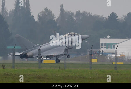 Die österreichische Eurofighter Typhoon-Kämpfer beginnt während der NATO und tschechischen Luftwaffe Tage am Mosnov Flughafen, Ostrava, Tschechische Republik, 17. September 2016. (Foto/Jaroslav Ozana CTK) Stockfoto