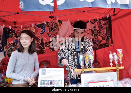 Vorbereitung der traditionellen japanischen Zucker Skulpturen Ame Zaiku von Meister Takahiro Mizuki Folklorissimo 2016 Folklore Festivals in Brüssel, Belgien, auf Sonntag, 18. September 2016. Im Jahr 2016 ist Land der Festival Japan. Stockfoto