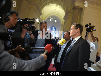 Berlin, Deutschland. 18. September 2016. Bürgermeister von Berlin und Spitzenkandidat Michael Müller (SPD) gibt ein Statement im Berliner Abgeordnetenhaus in Berlin, Deutschland, 18. September 2016. Foto: BRITTA PEDERSEN/DPA/Alamy Live-Nachrichten Stockfoto